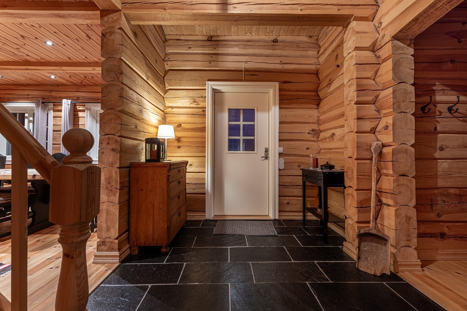 Utgang til terrassen fra mellomskipet Galleribilde