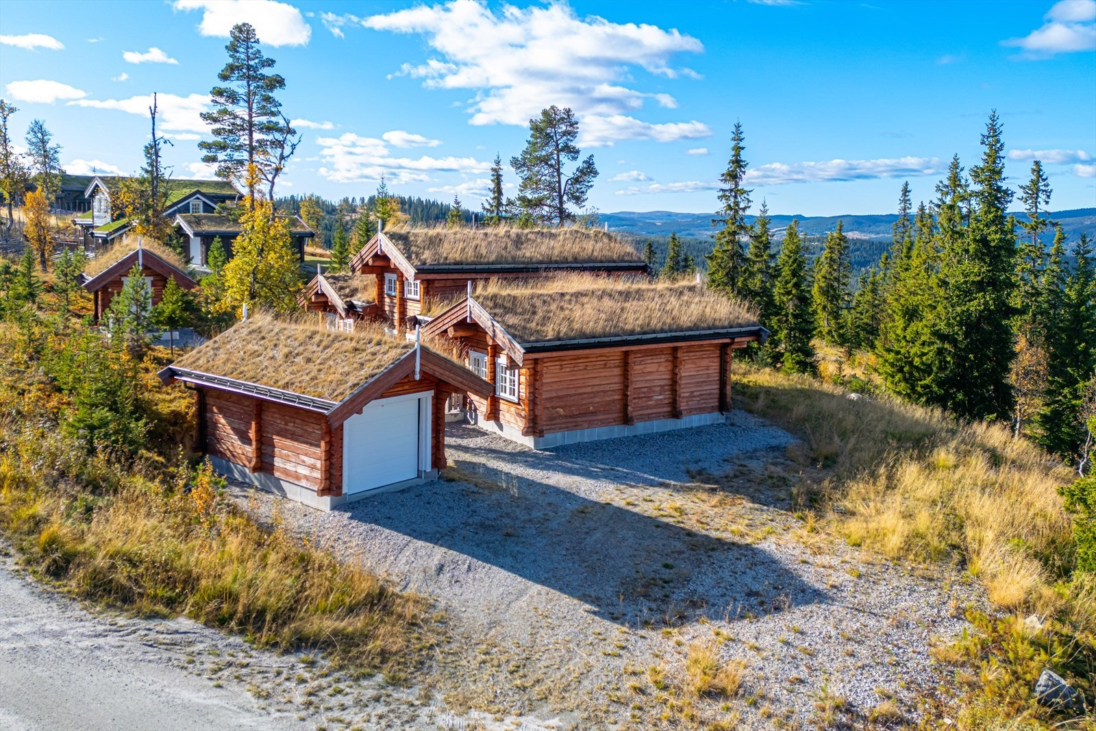 Luftig beliggenhet. Her hadde det passet fint med skigard og to portstolper med port. Samt mulighet for å opparbeidet fremsiden med grus og steiner for å ramme inn parkeringen Galleribilde