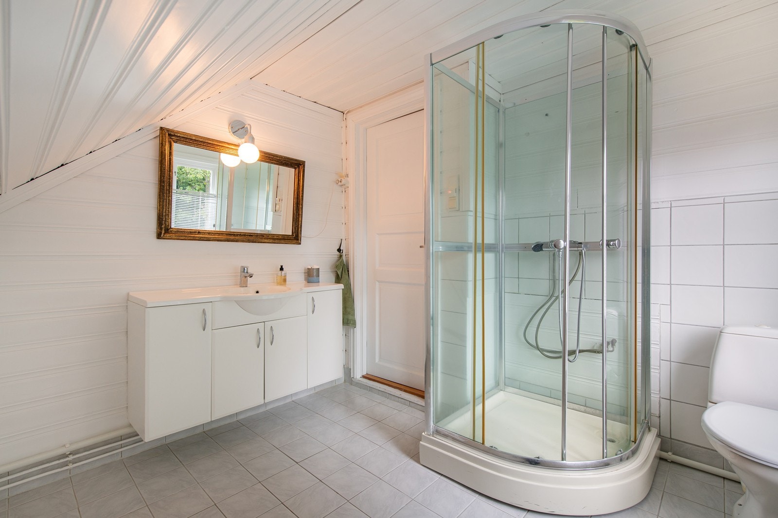 Badet har det du trenger av servant, dusj og WC. Her har du også plass til et badekar Galleribilde