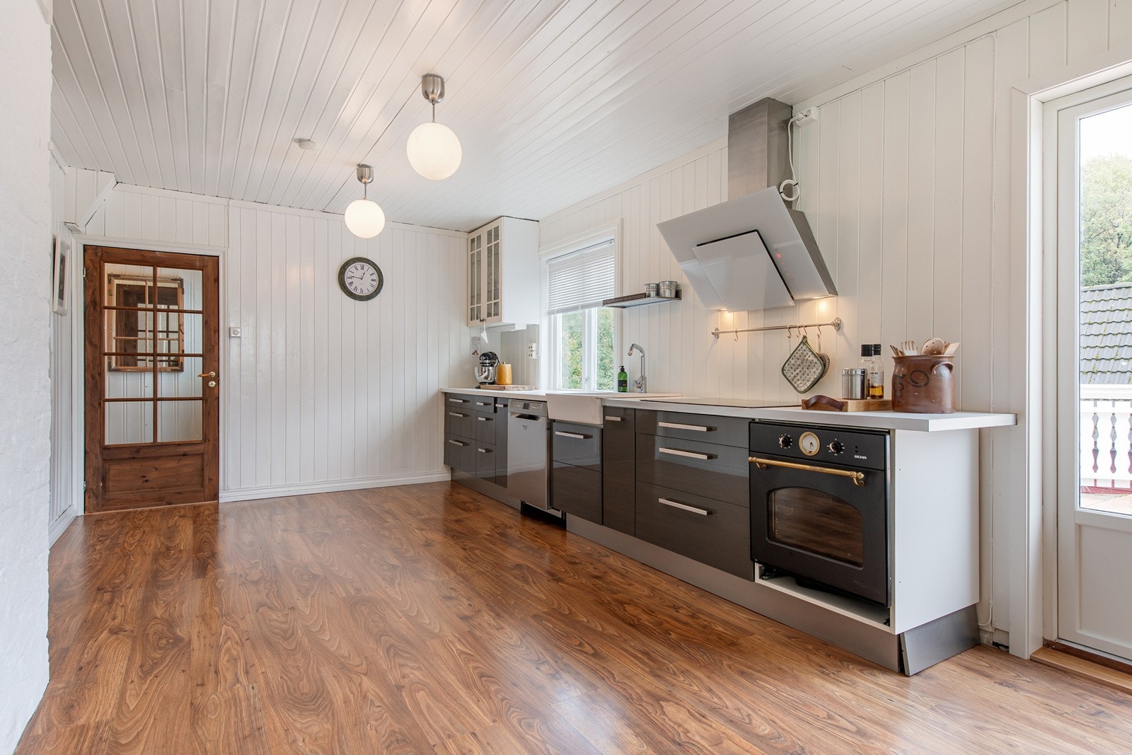 Til venstre når du kommer inn har du kjøkkenet. Enkelt og med masse luft. God plass for å bygge enda større dersom du har behov for det Galleribilde