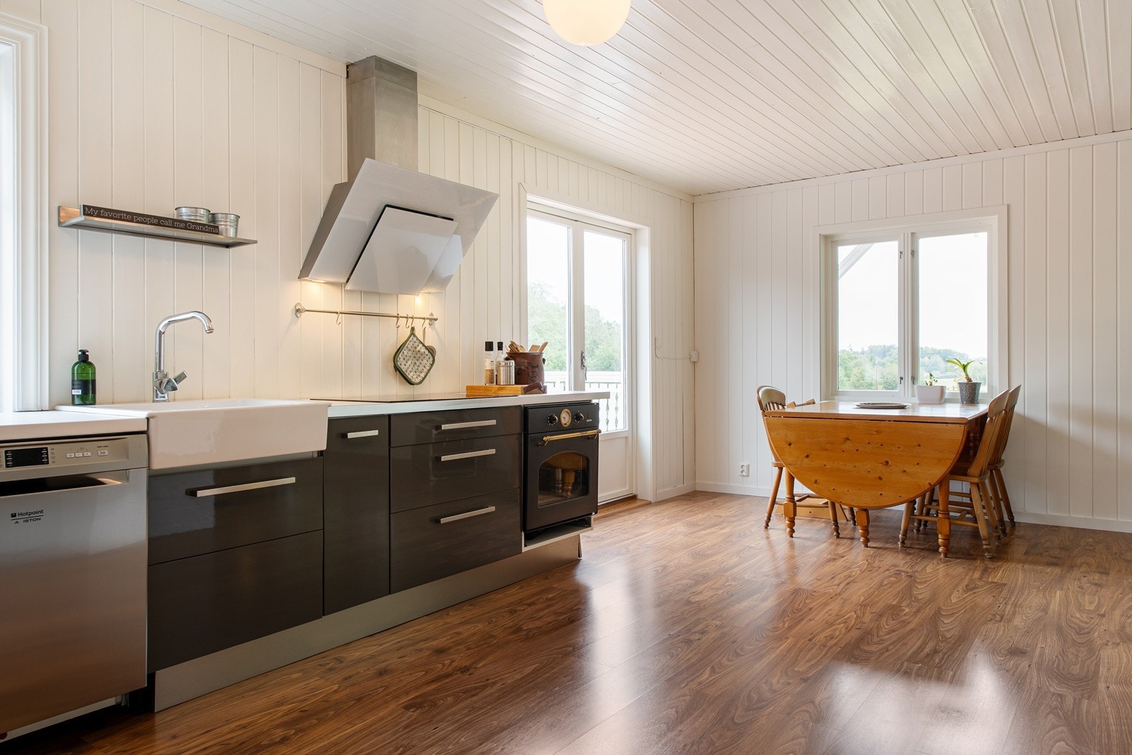 Kjøkkene har det et kjøkken trenger Galleribilde