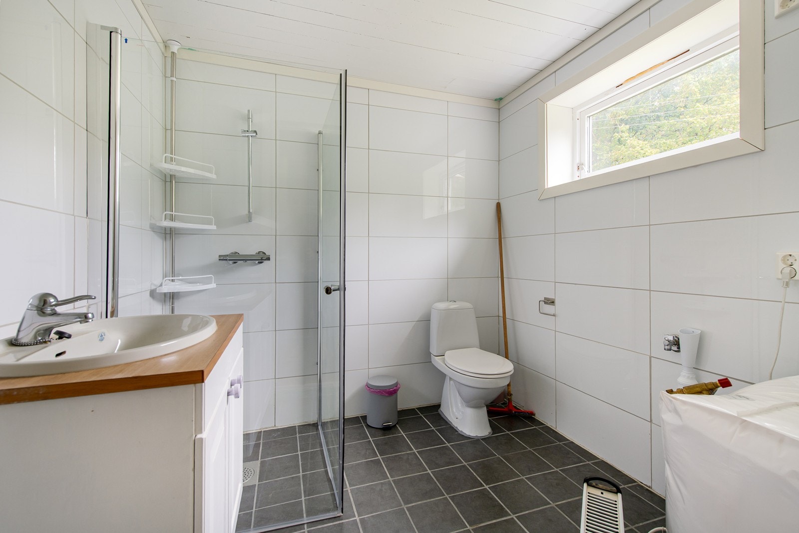 Moderne bad i utehuset (ikke godkjent) Galleribilde