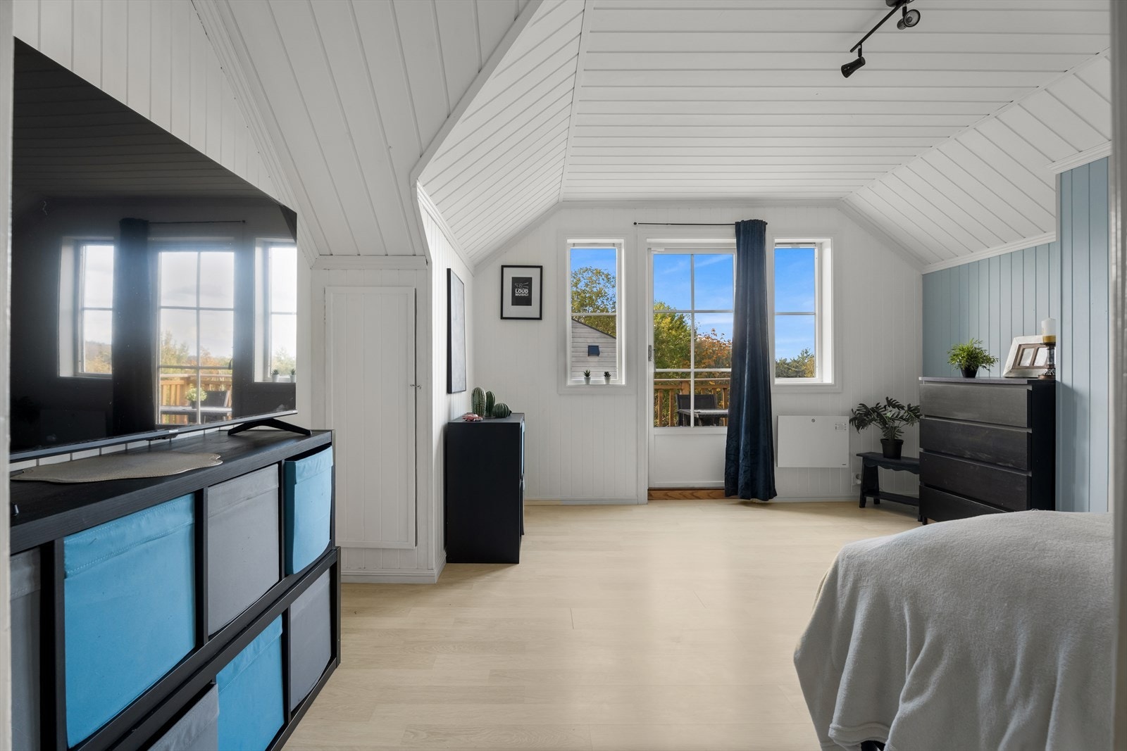 Hovedsoverommet (soverom nr. 3) av god størrelse og med adkomst til en koselig balkong. Galleribilde