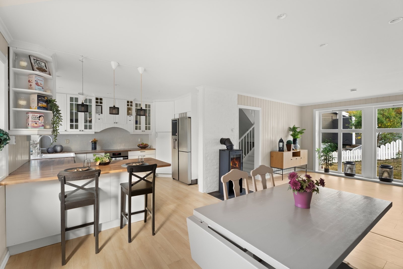 Kjøkkenet har lyse profilerte fronter, laminert benkeplate og fliser mellom benk og overskap. Utstyrt med oppvaskmaskin, komfyr, induksjonstopp, mikro og kjøl/frys. Galleribilde