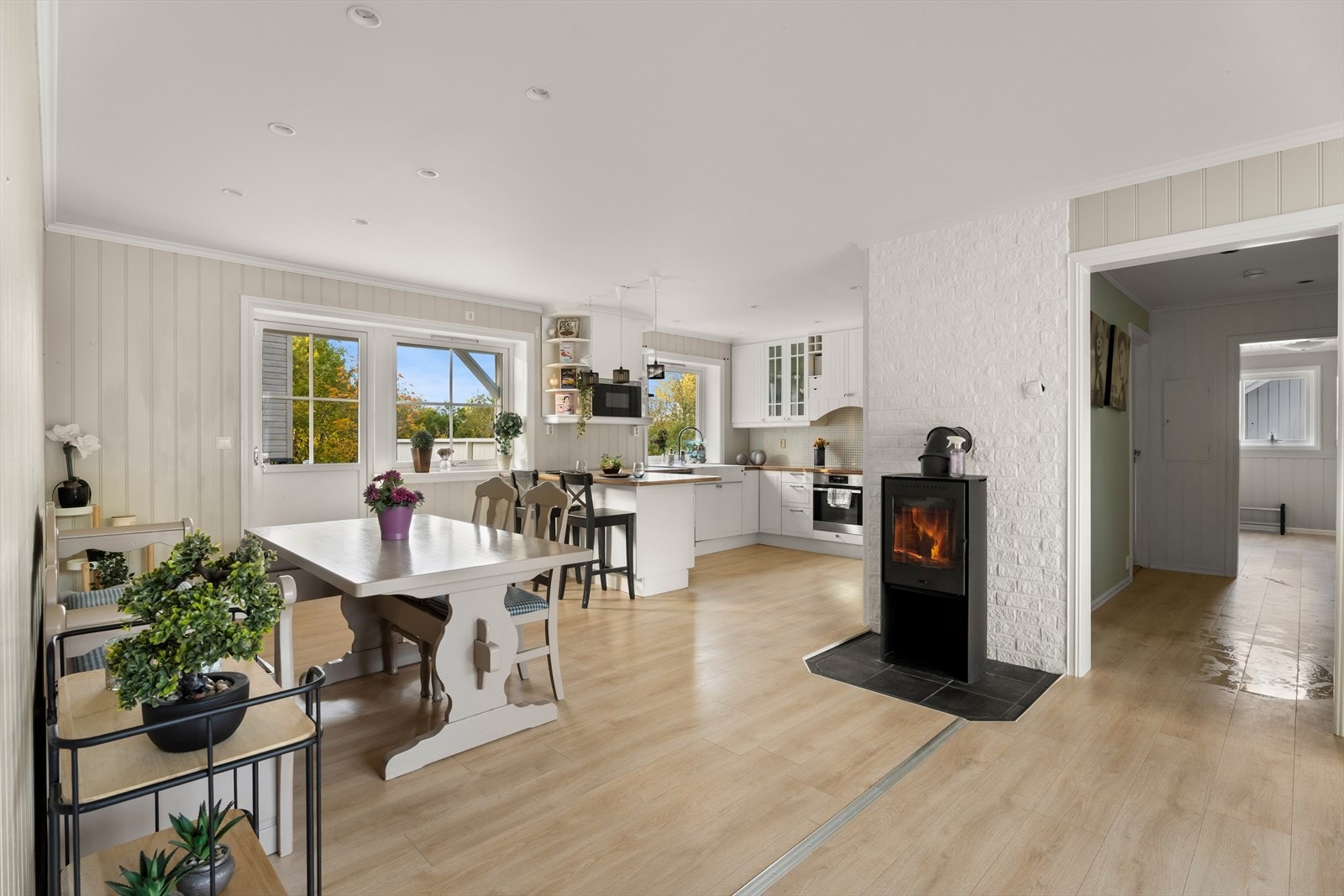 Hyggelig vedovn i stue (ny konveksjonsovn montert av faglært i 2024). Galleribilde