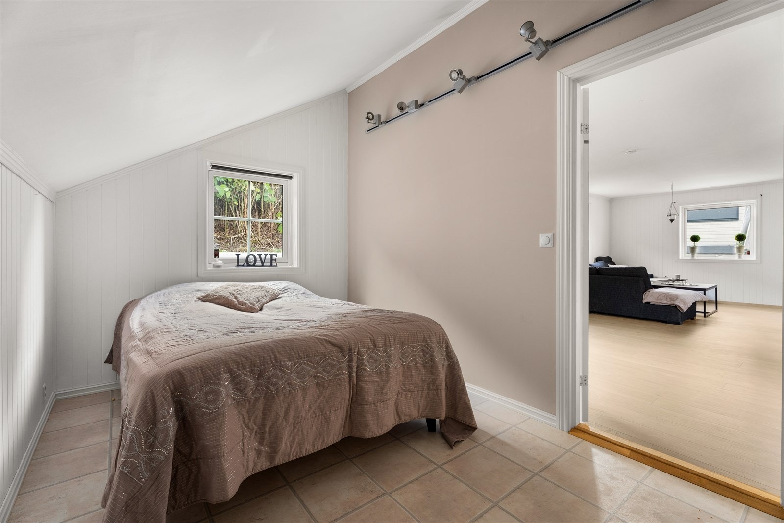 Boligen inneholder totalt 6 soverom. Dette er soverom nr. 1 (opprinnelig byggemeldt som kontor). Galleribilde