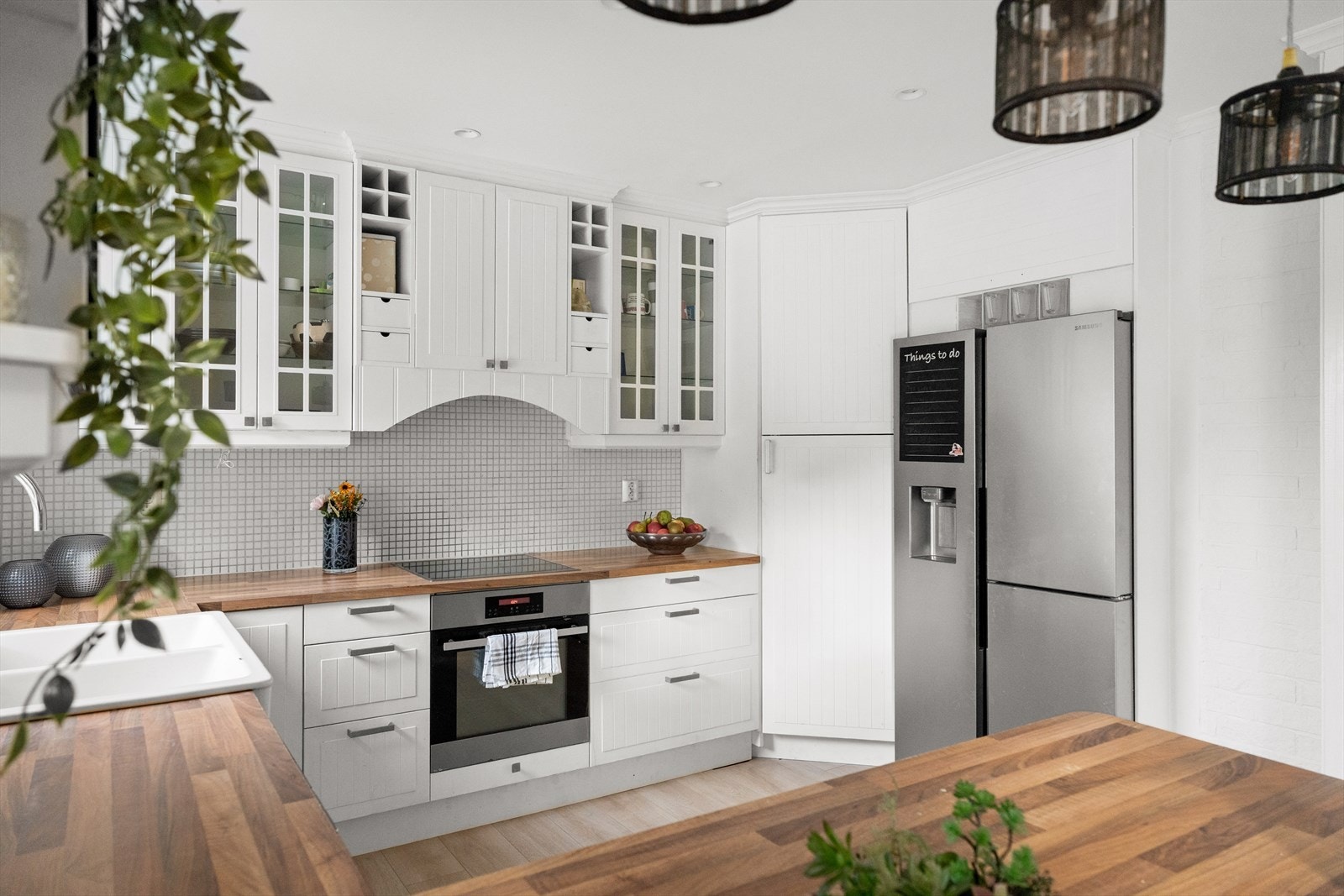 Kjøkkenet har flislagt vegg og rikelig med skapplass. Galleribilde