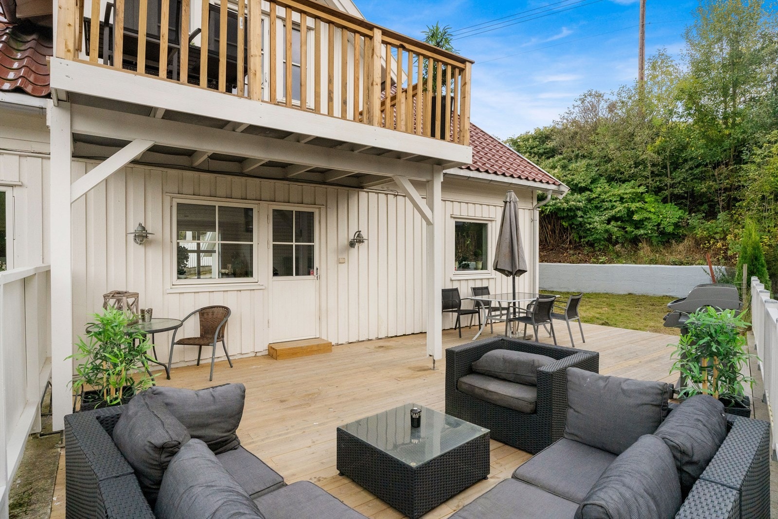 Boligen har to terrasser - én på ca. 43 m² i første etasje og én på ca. 8 m² i andre etasje - som begge vender mot nordvest med gode solforhold. Galleribilde