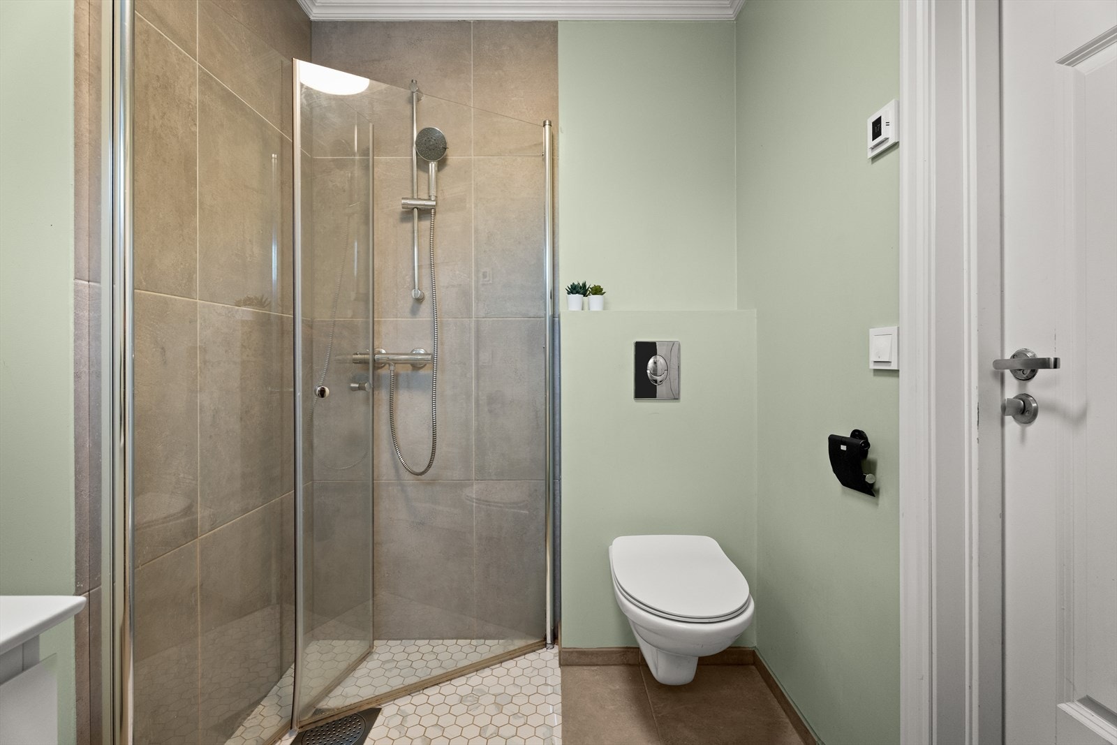 Flislagt gulv og vegger i dusj utgjør et stilrent uttrykk. Galleribilde