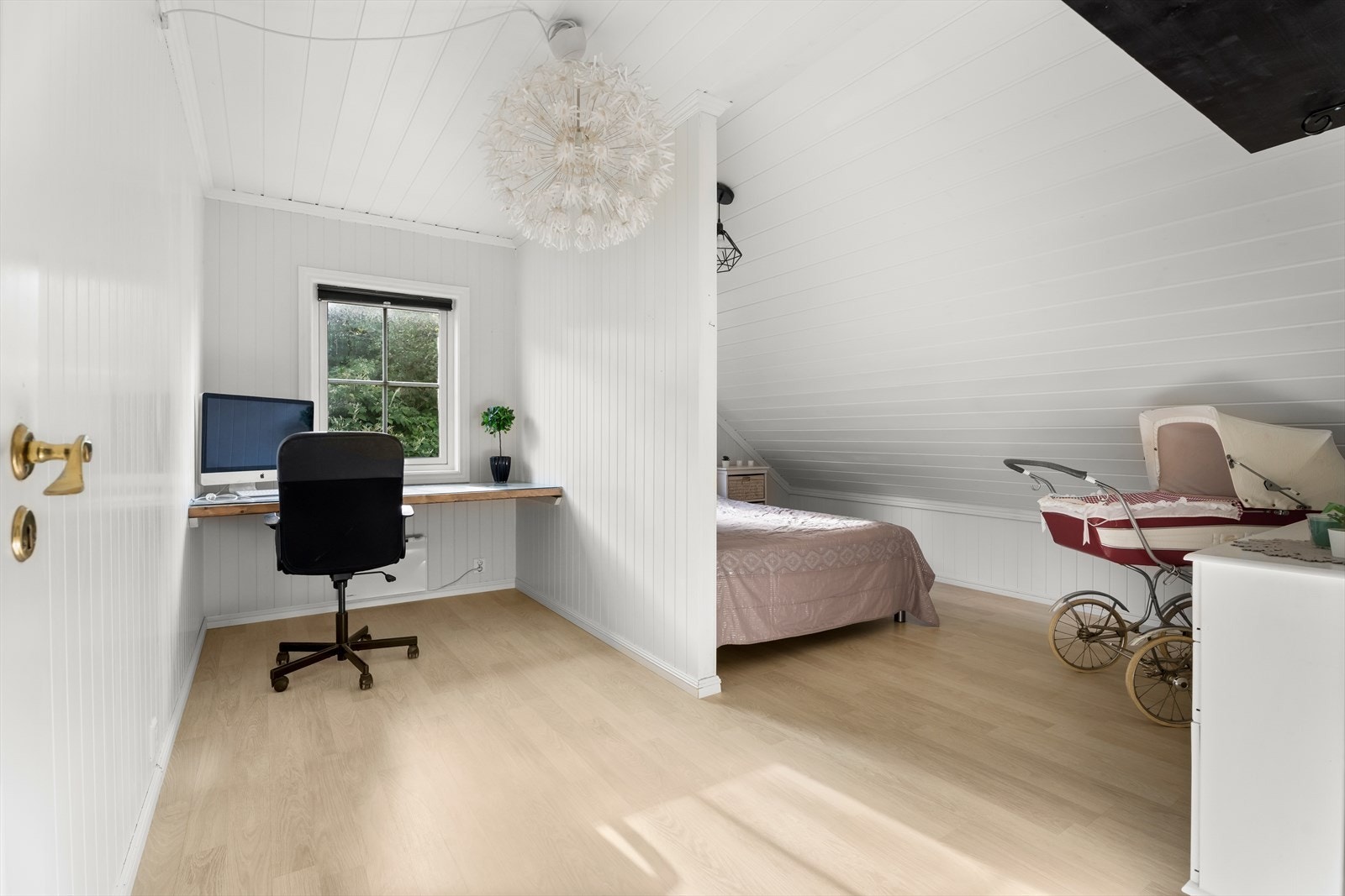 Soverom nr. 4. også med gode møbleringsmuligheter. Her er det plassbygd kontor "desk". Galleribilde