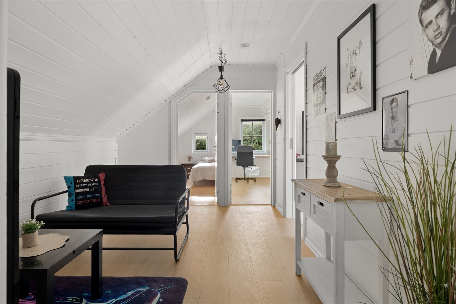 Koselig loftstue med god plass til en liten sofagruppe og tilhørende møblement. Galleribilde