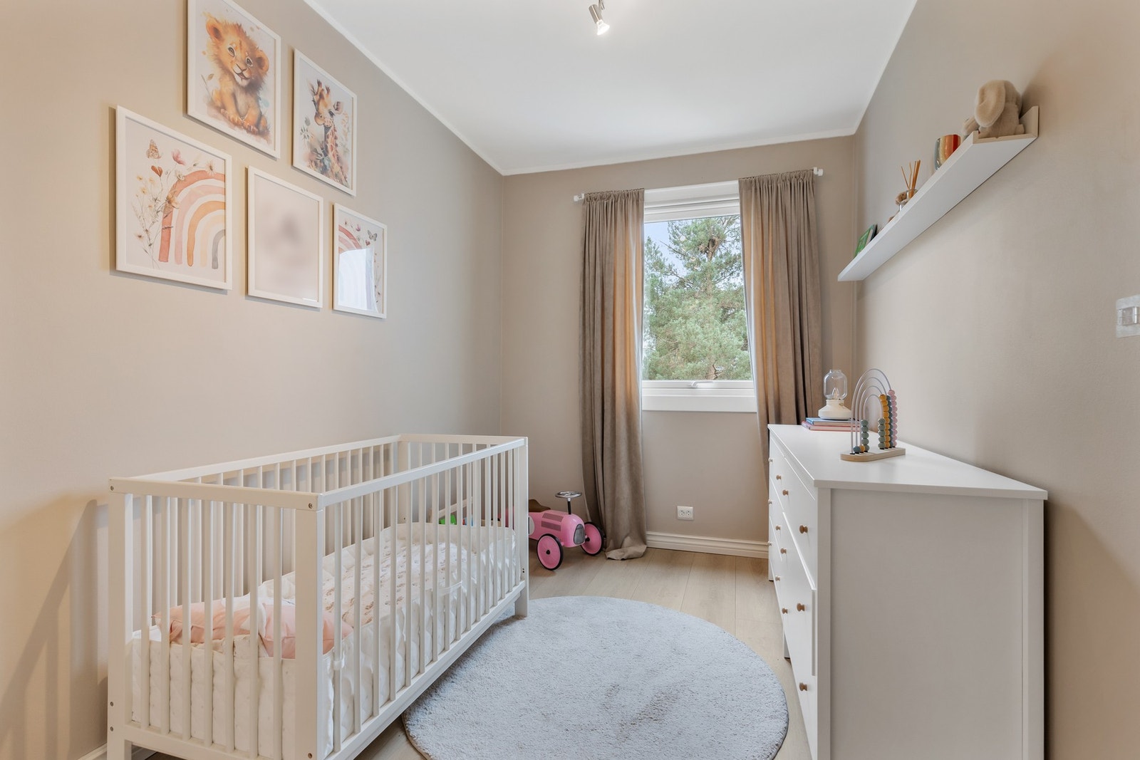 Begge soverommene har laminat på gulv og malt mur på vegger og i himling Galleribilde