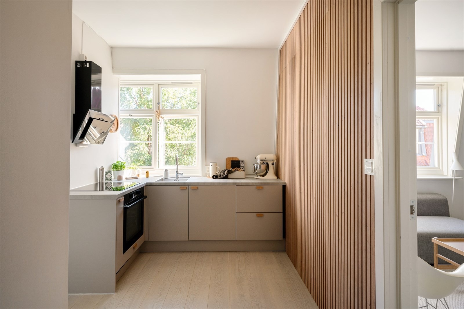 Det er plass til lite spisebord på kjøkkenet hvis man ønsker det. Galleribilde