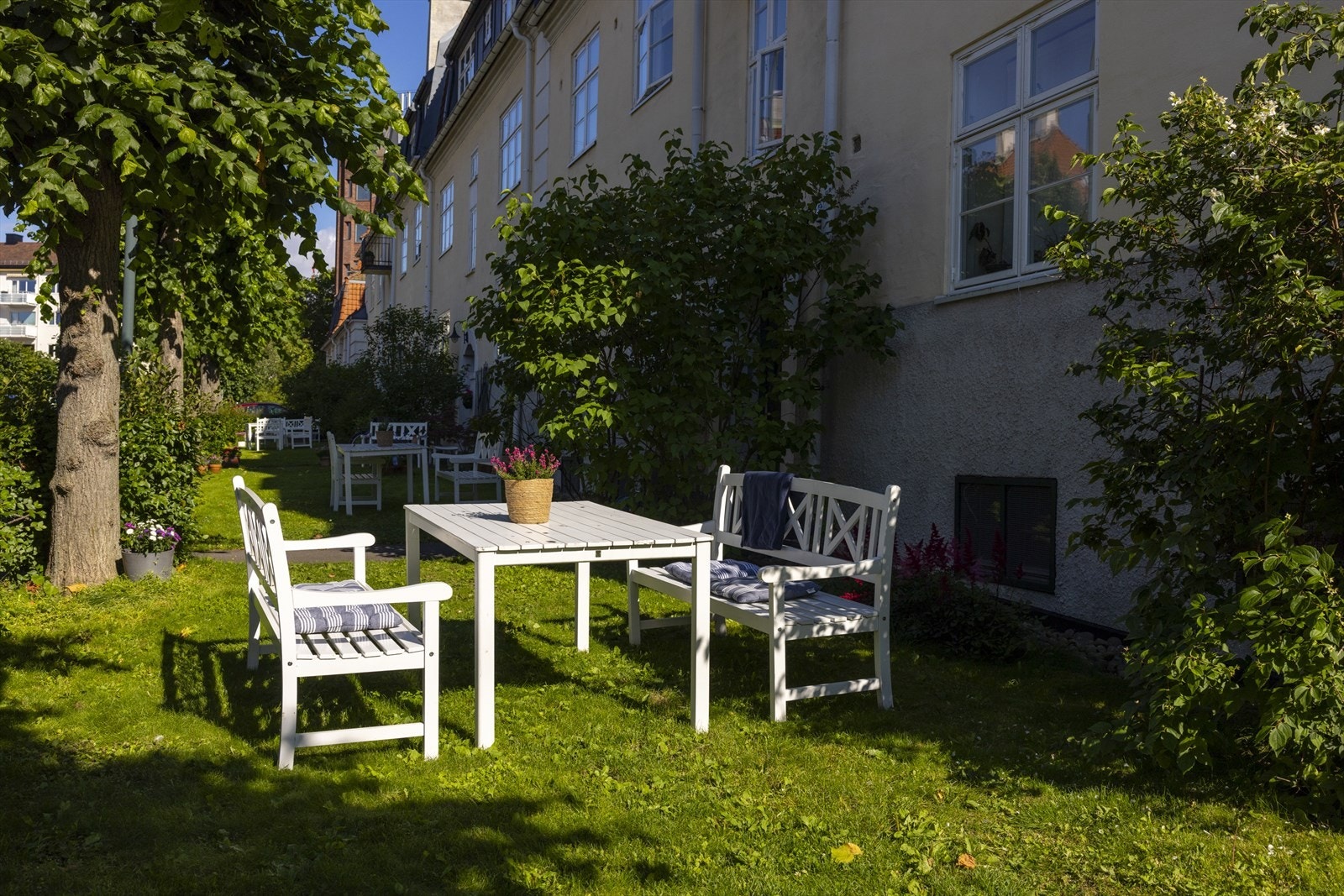 Her har man flere sittegrupper, grillmuligheter, store gressplener, beplantning m.m. Galleribilde