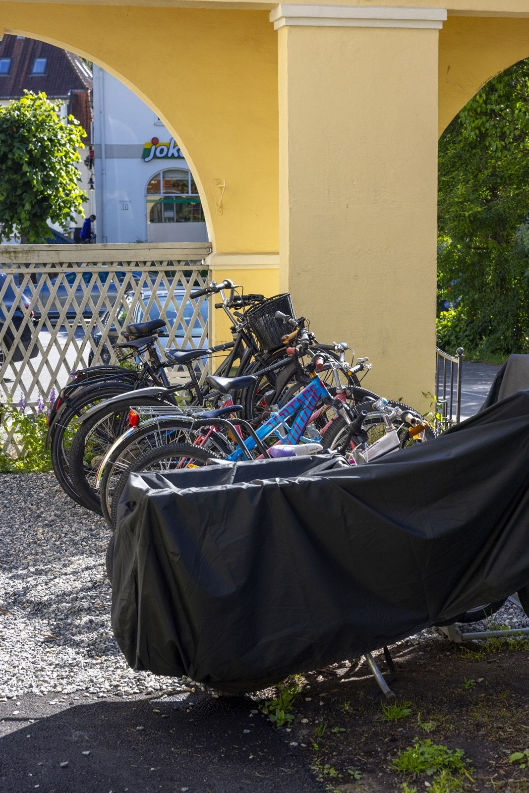 Sykkelstativer i bakgård. Galleribilde