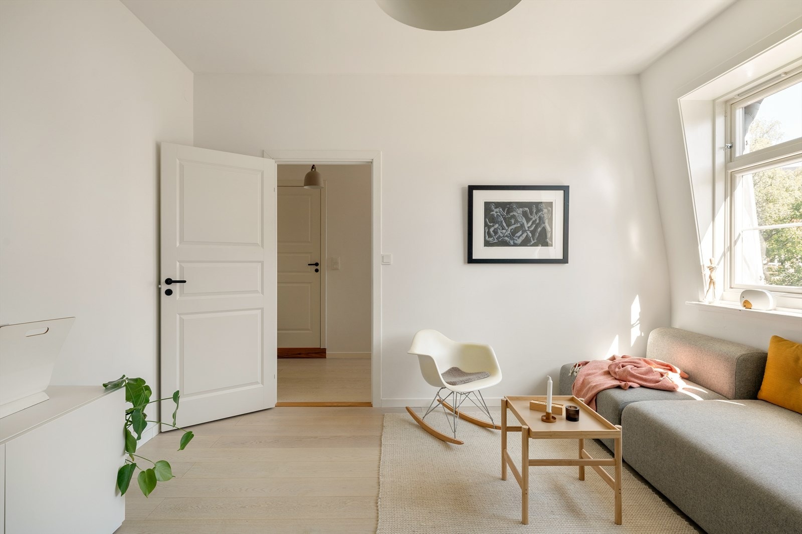 Det er lagt parkett på gulv og malte flater på vegg. Galleribilde
