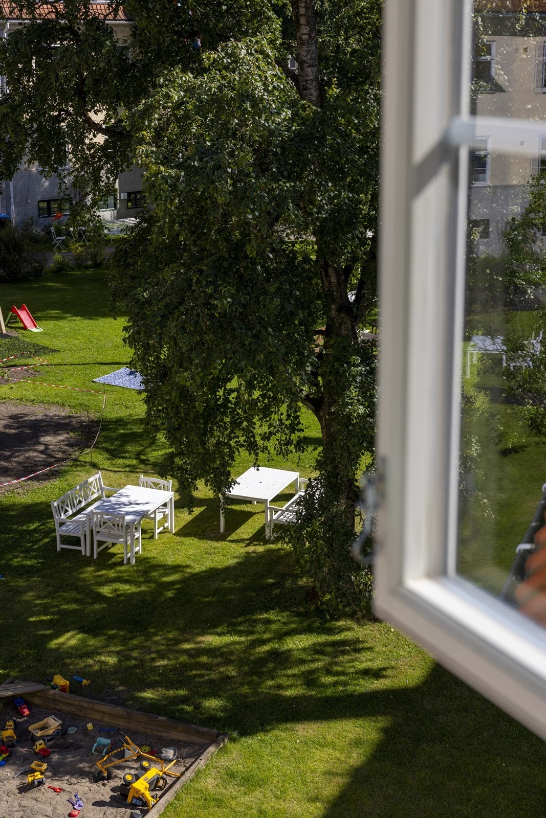 Nyt utsikten mot bakgården. Her kan man enten grille i hagen eller lage mat inne, for så å nyte den ute. Galleribilde