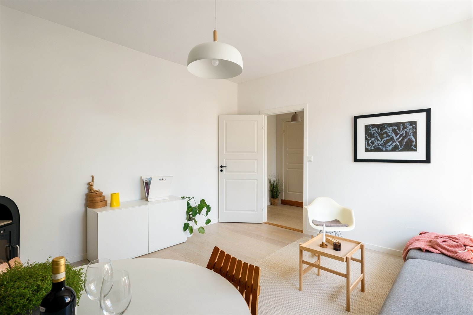 Stuen er av god størrelse med plass til TV-benk, stor sofa og spisebord. Galleribilde