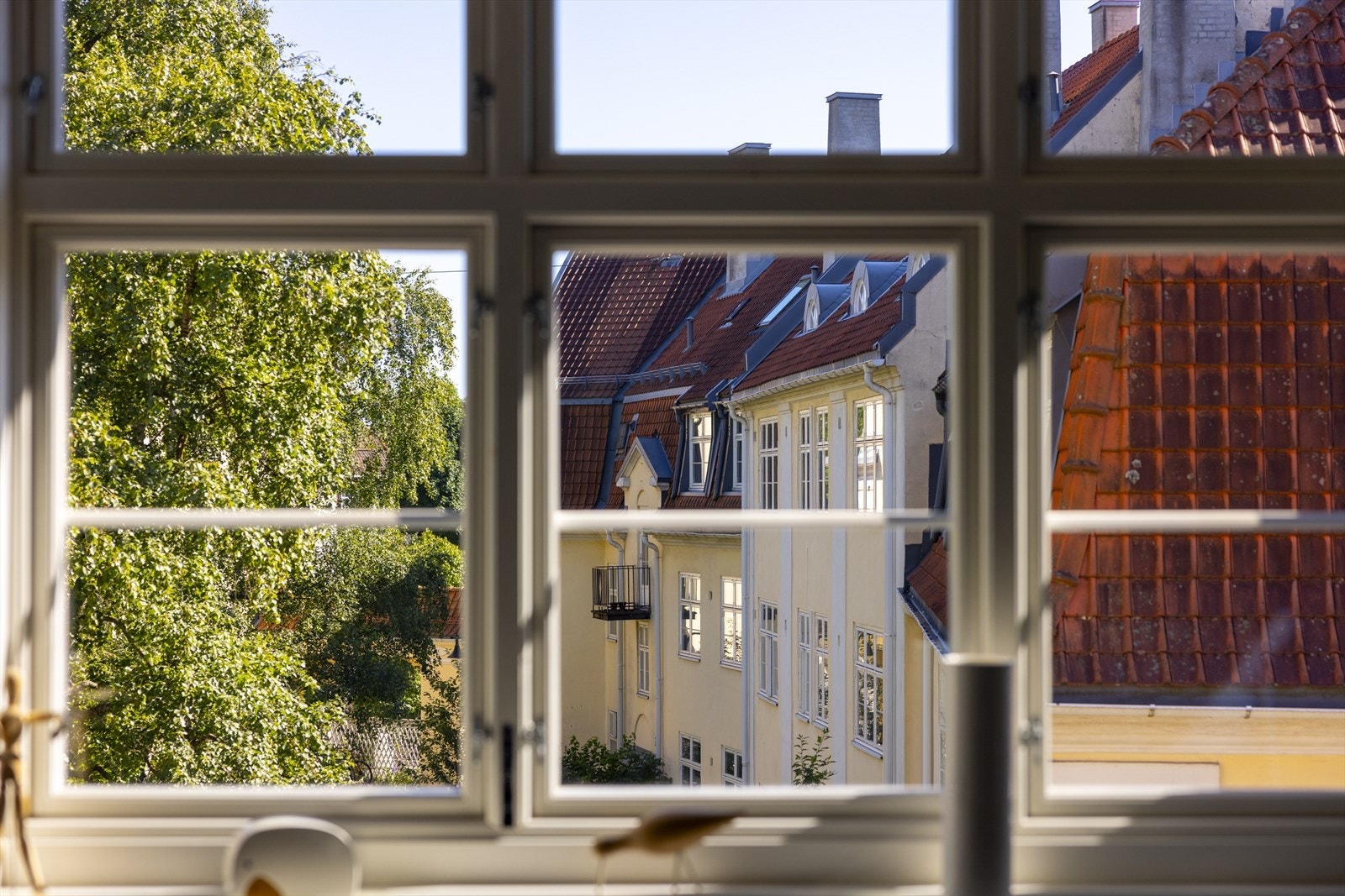 Leiligheten byr på gode kvaliteter som store vindusflater, generøs takhøyde og moderne standard. Galleribilde