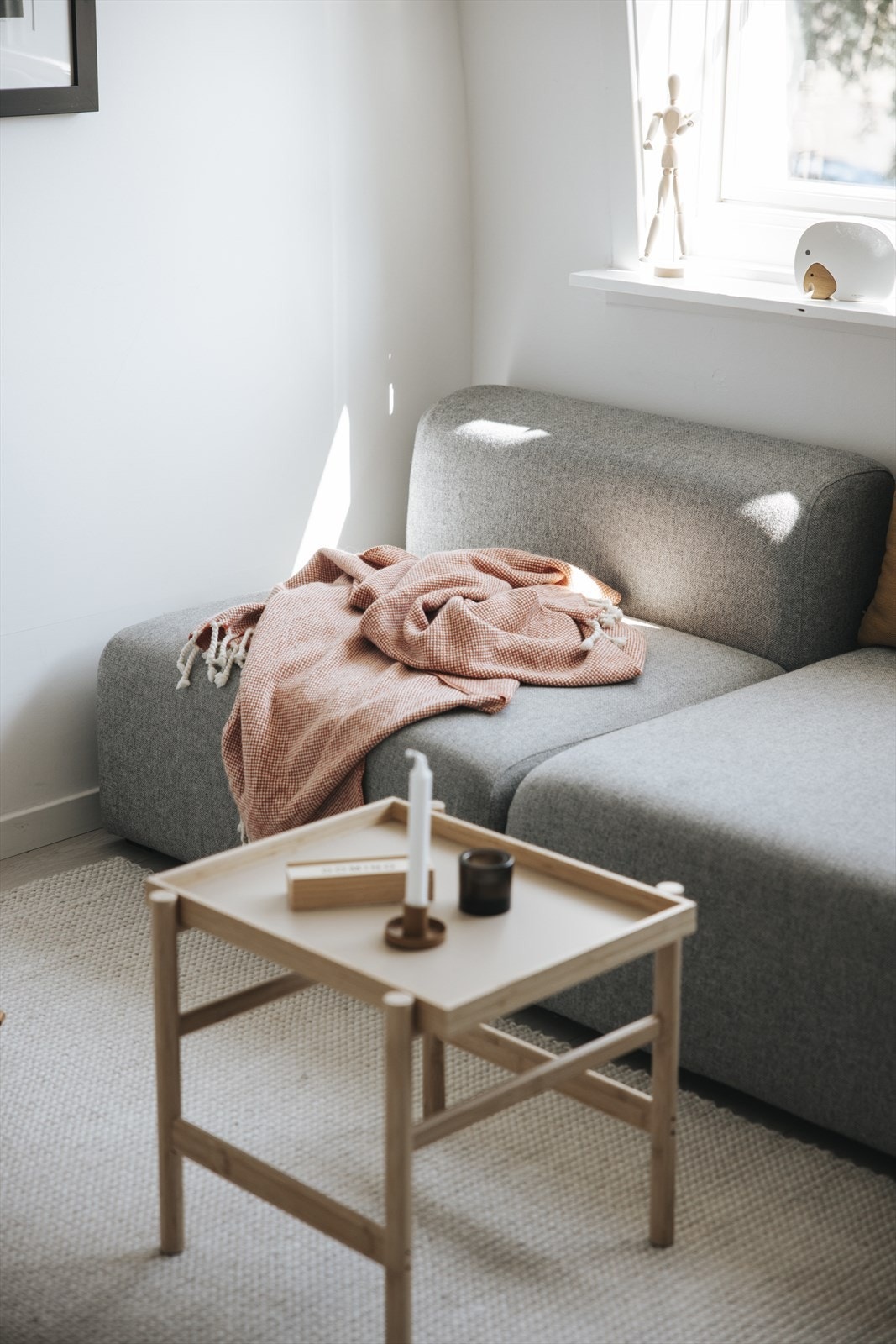 De store vindusflatene slipper inn godt med naturlig lys i stuen. Galleribilde