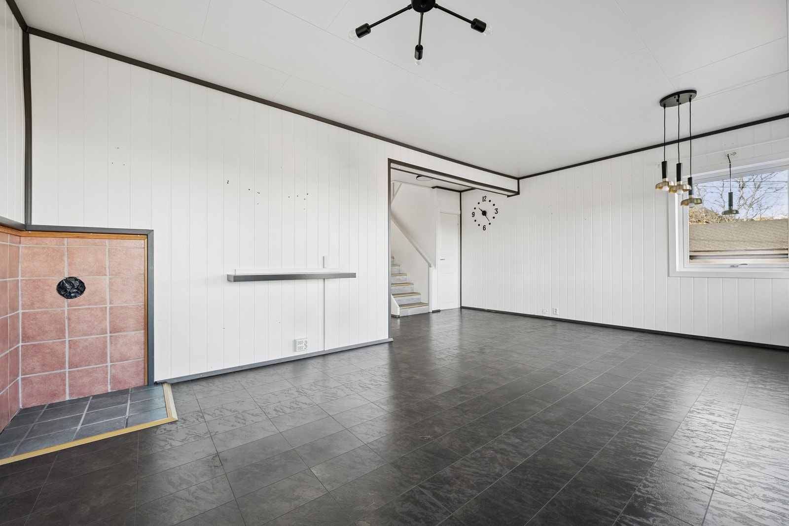 I stuen er det muligheter for å sette inn en vedovn (må da etableres feieluke) Galleribilde