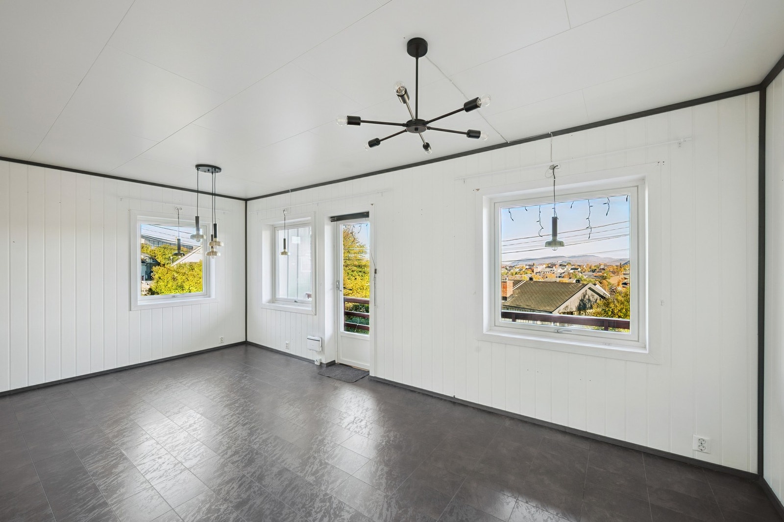 Utsikt mot bysentrum fra stuen Galleribilde