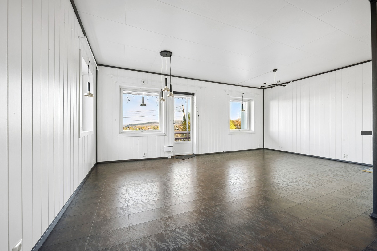 Fra stuen er det utgang til balkong Galleribilde