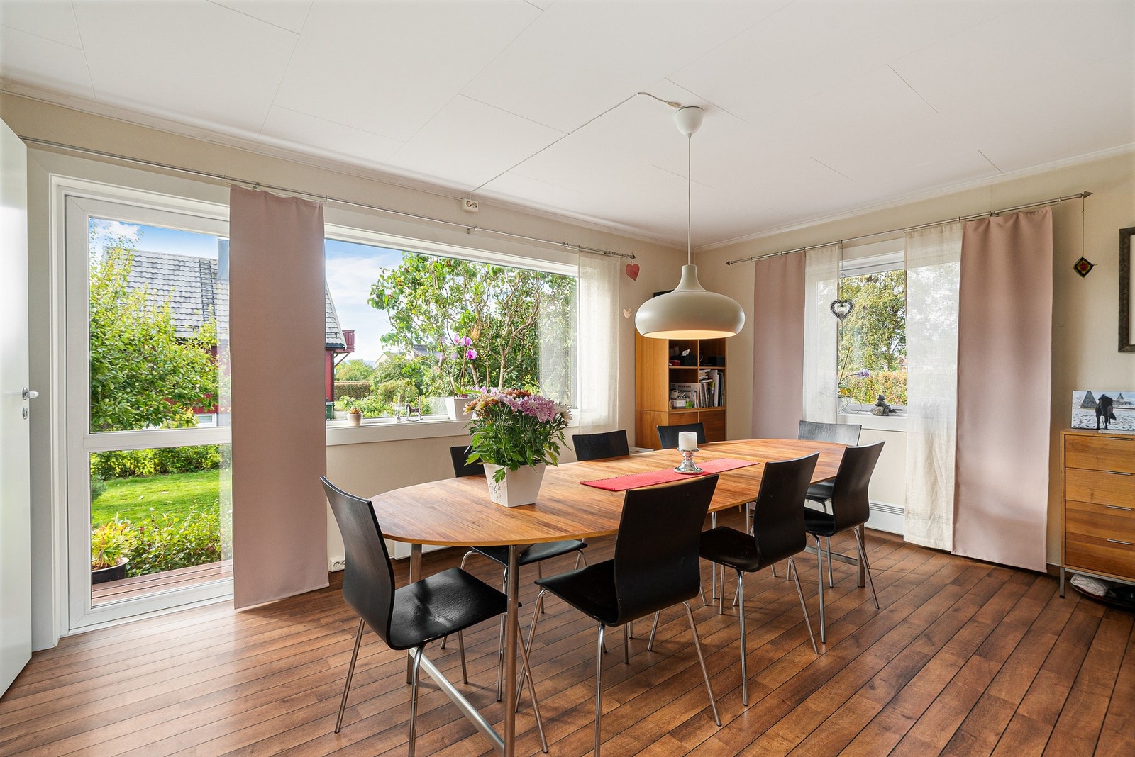 Spisestue med utgang til hage Galleribilde