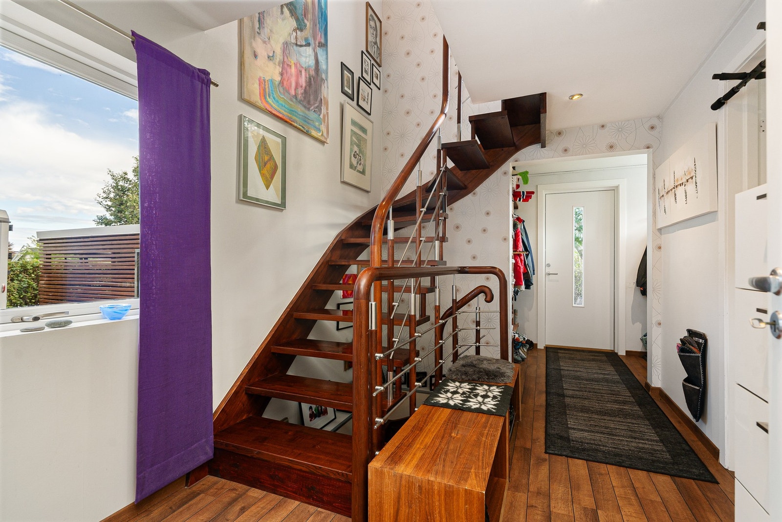 Trapp opp til 2.etg Galleribilde