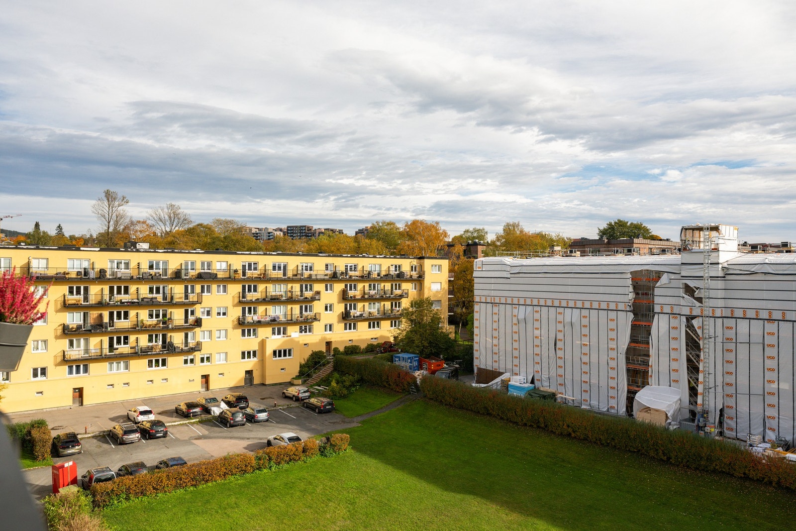 Den høye beliggenheten gir et fritt og åpent utsyn, samtidig som du sitter godt skjermet for innsyn. Galleribilde