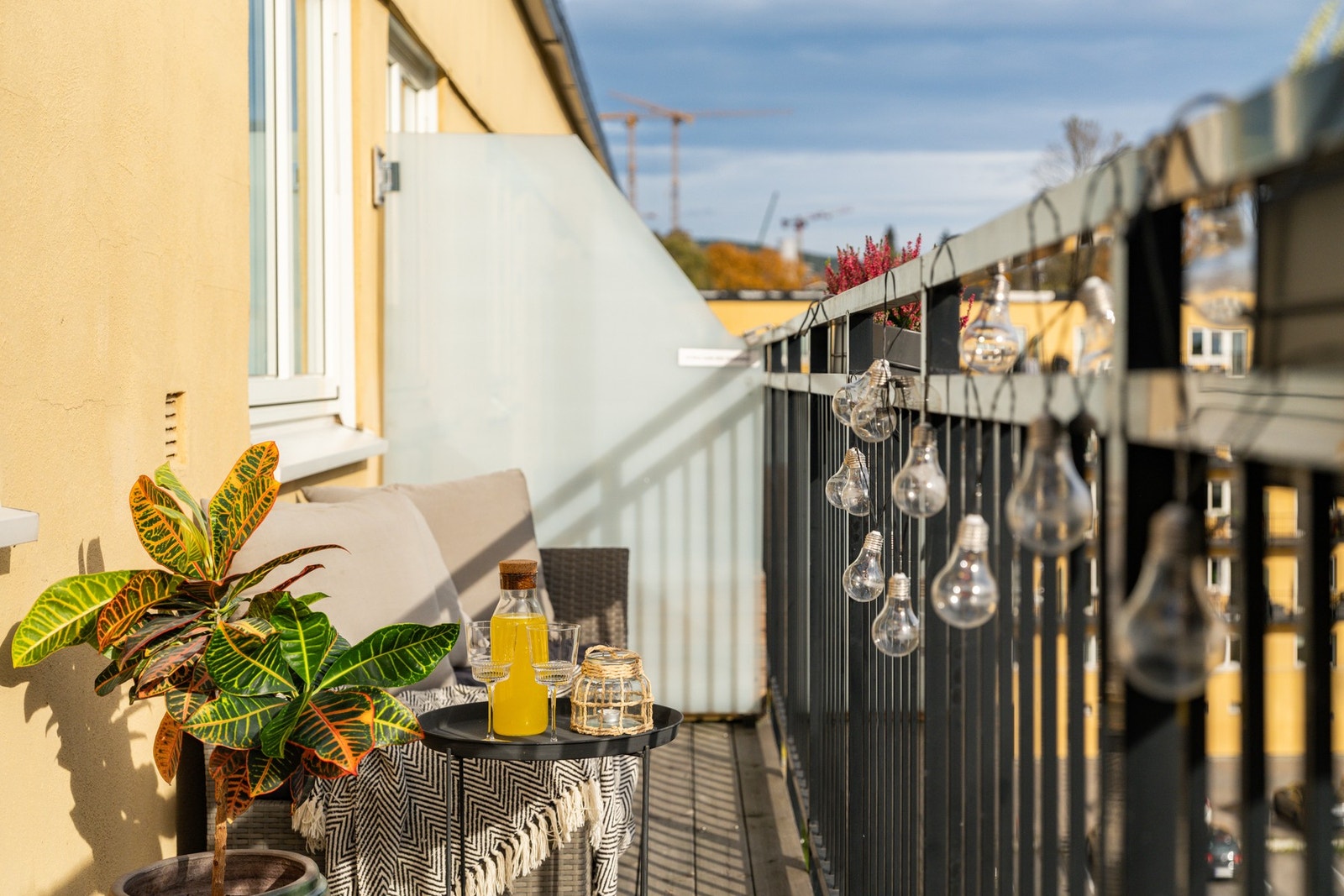 Her kan du nyte solen fra morgenen og utover dagen, et lyst og rolig sted som gir boligen et ekstra løft. Galleribilde