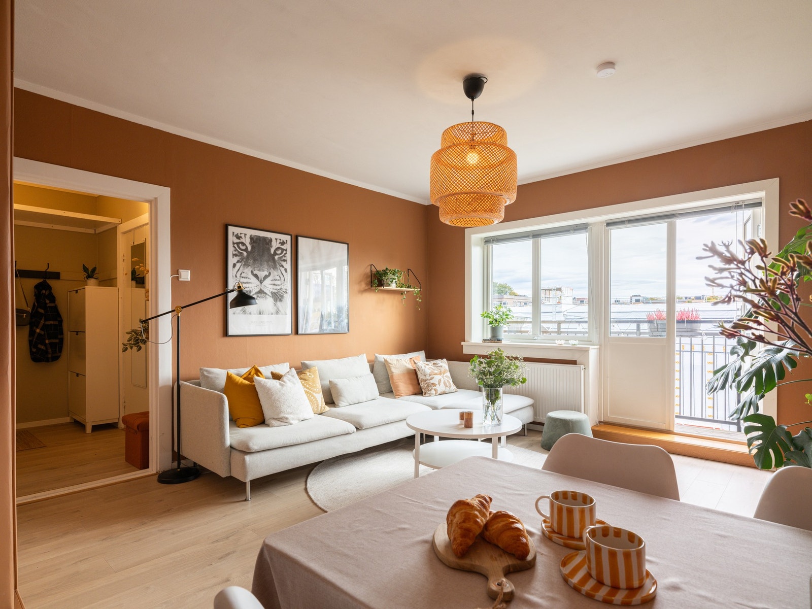 Store vindusflater fra 2014 slipper inn rikelig med naturlig lys og bidrar til et lyst og luftig oppholdsrom. Galleribilde