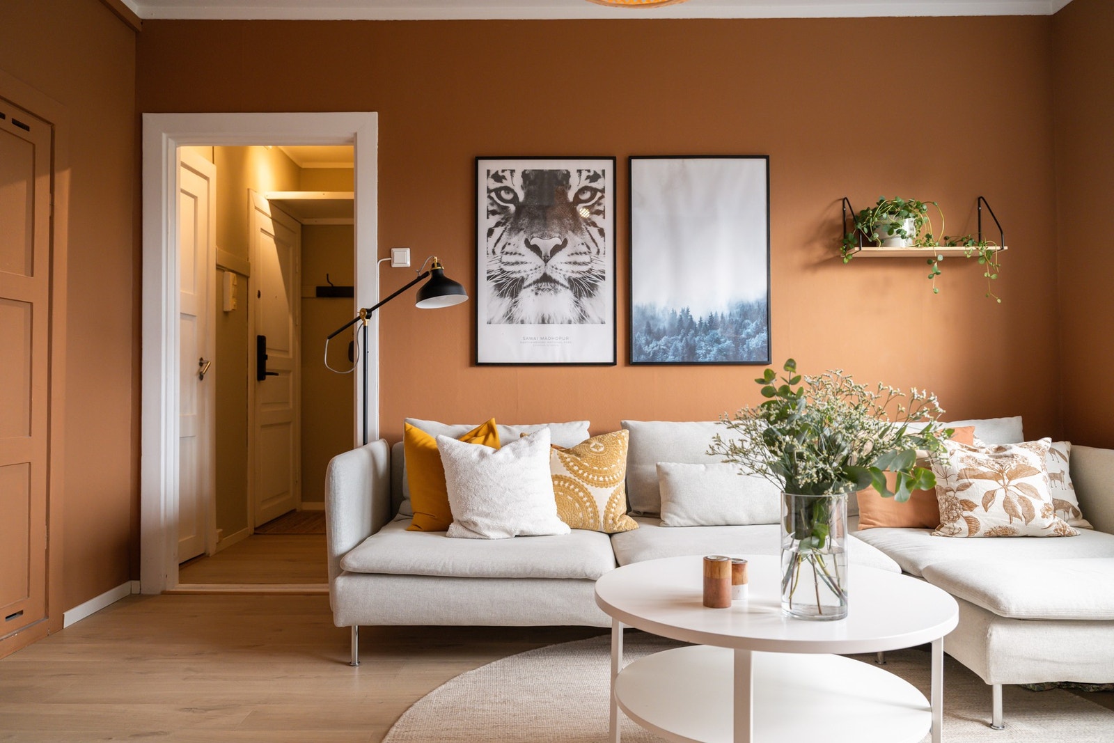 Veggene er malt i en varm og moderne tone som gir rommet karakter og dybde, mens det flotte gulvet fra 2020 skaper en gjennomført helhet. Galleribilde