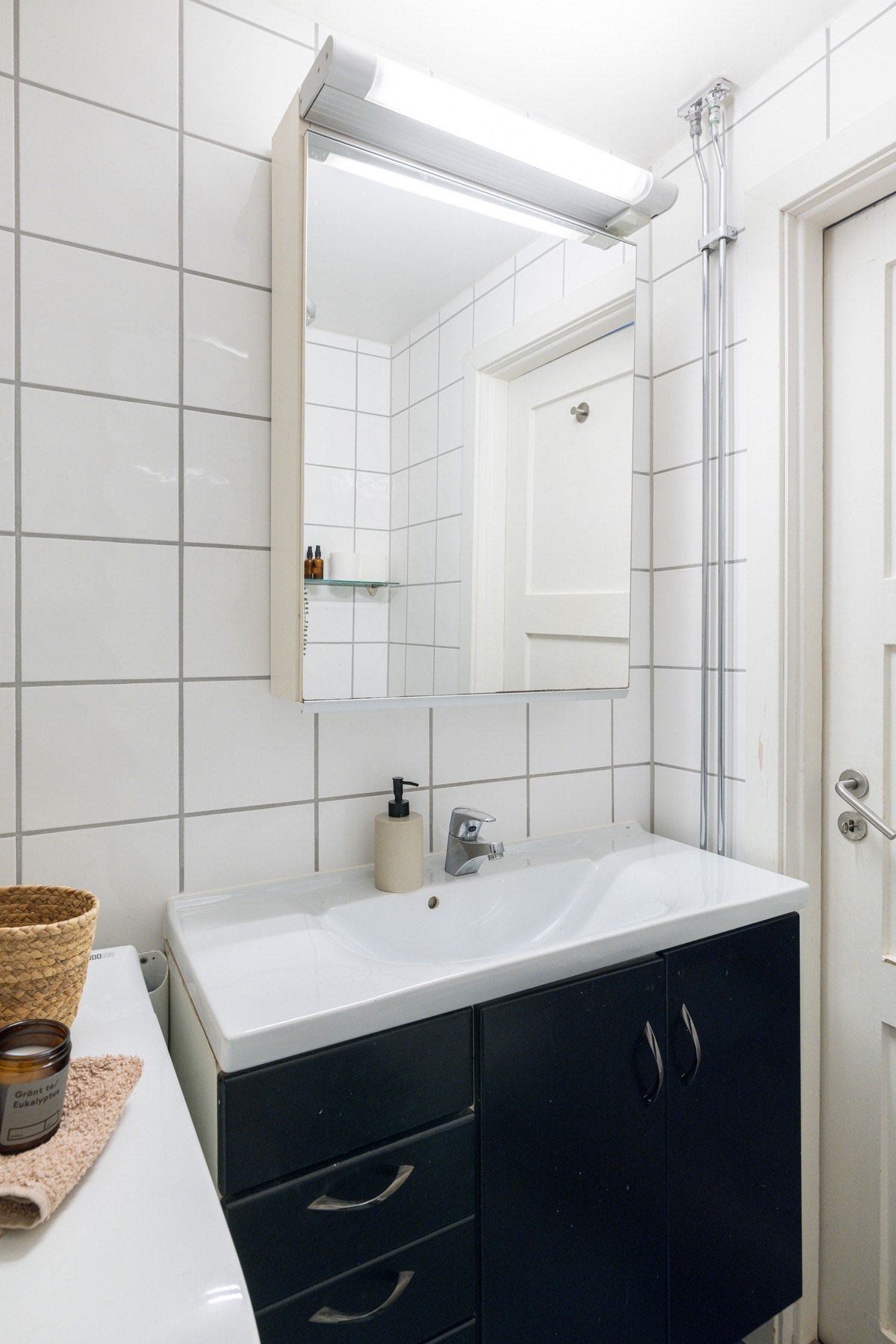 Badet har praktisk oppbevaring i både speilskap og servantskap, som gjør det enkelt å holde orden. Galleribilde