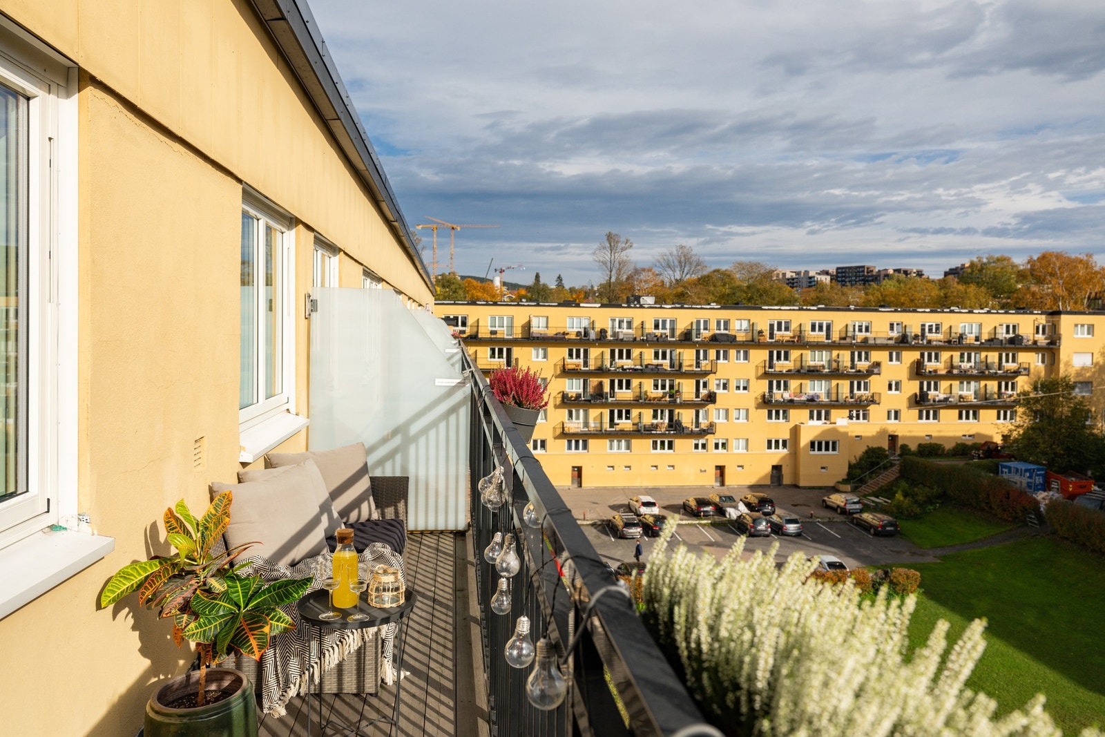 Balkongen gir deg mulighet til å skape en liten oase med plass til grønne innslag, lyslenker og hyggelige måltider i frisk luft. Galleribilde