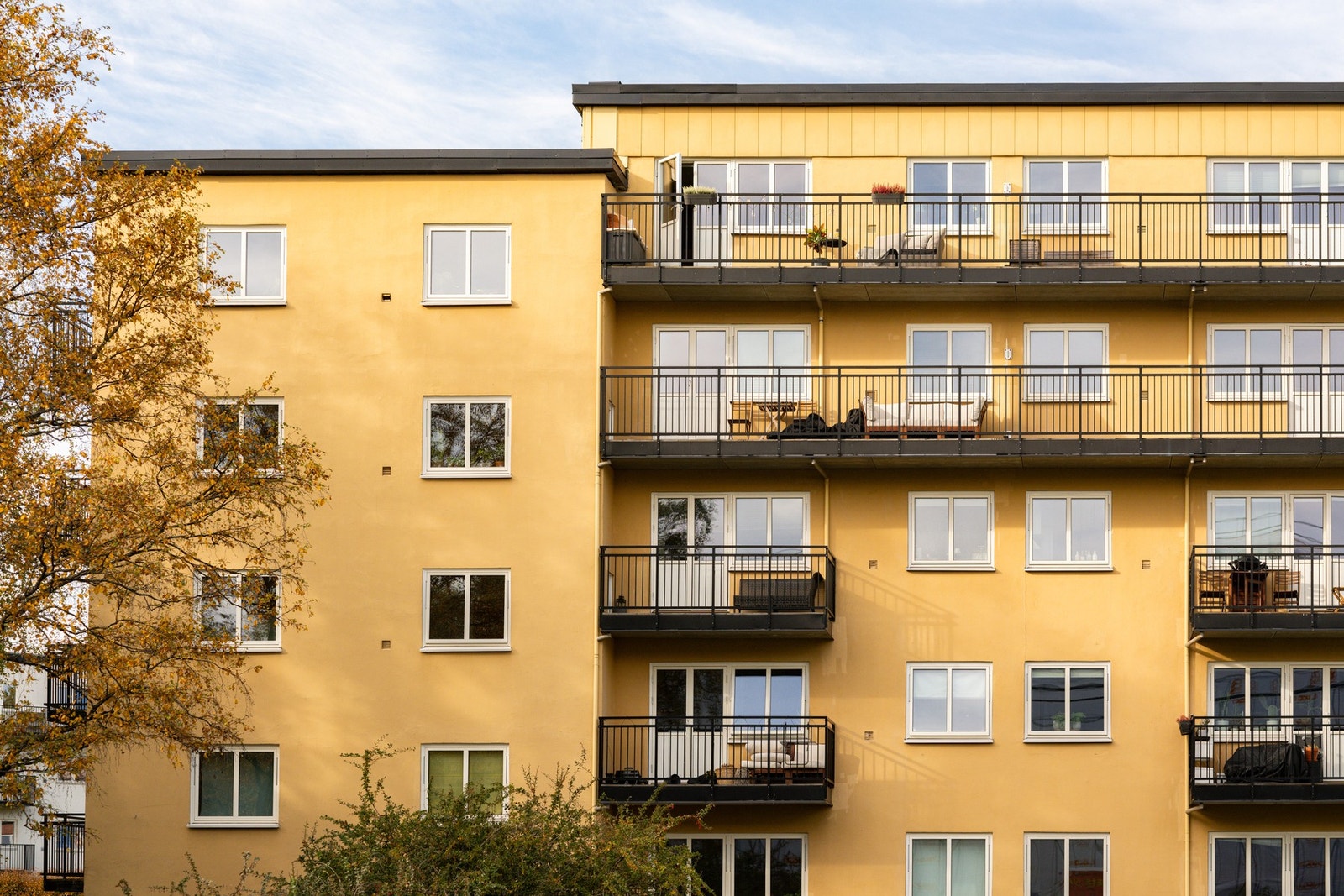 Fasade. Borettslaget disponerer 16 parkeringsplasser som leies ut til andelseiere etter venteliste. Galleribilde