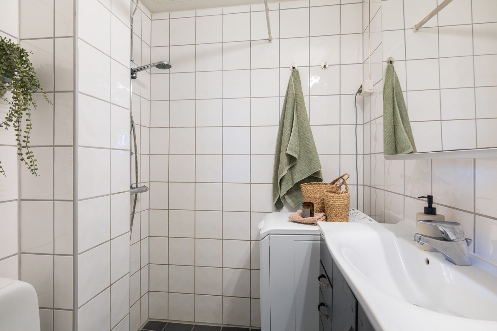 Romslig bad med flislagte overflater og behagelig gulvvarme. Galleribilde