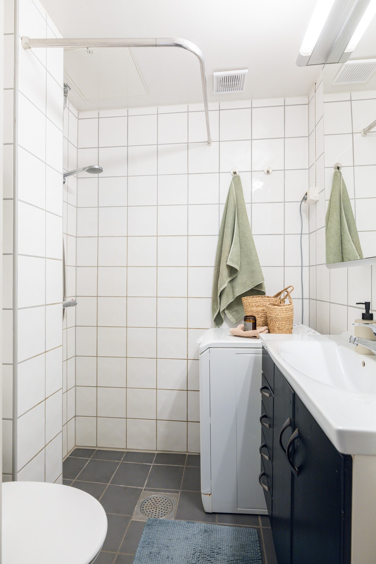 Badet har opplegg for vaskemaskin. Det er også fellesvaskeri i borettslaget. Galleribilde