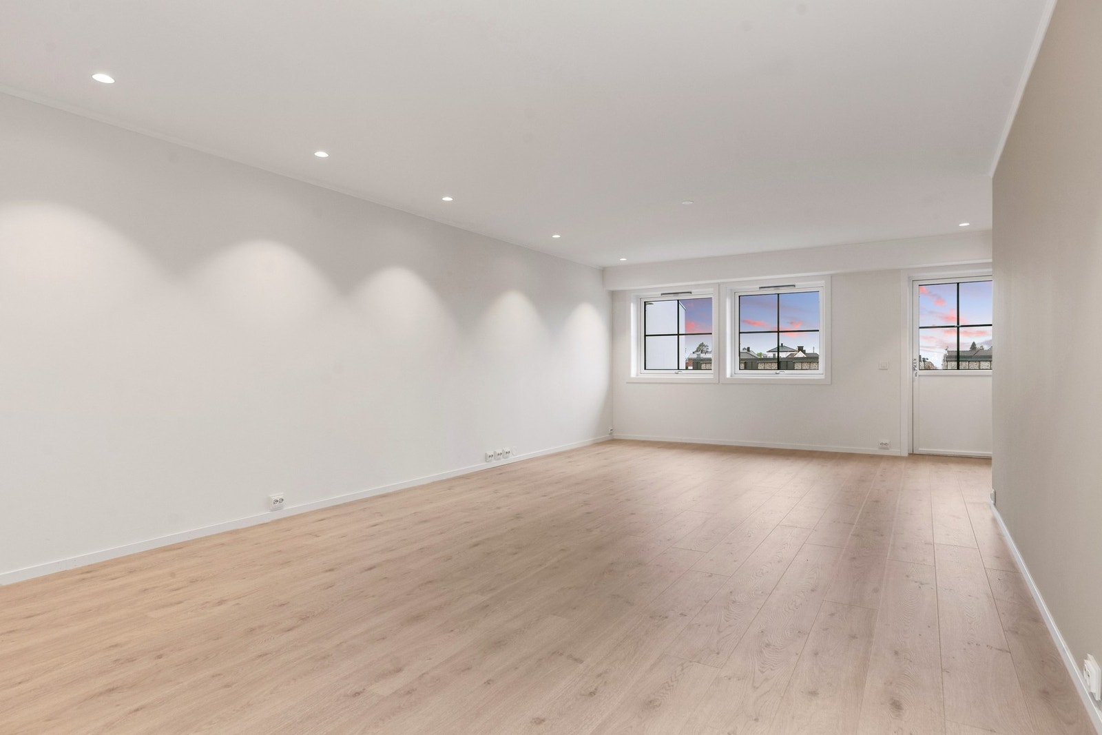 Overflater er fornyet med nye gulv, veggflater og himlinger som har ny downlights Galleribilde