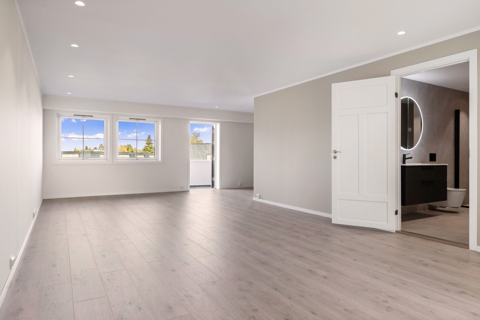 Lys og åpen stue med god plass til både sofa, godstoler og spisegruppe. Galleribilde