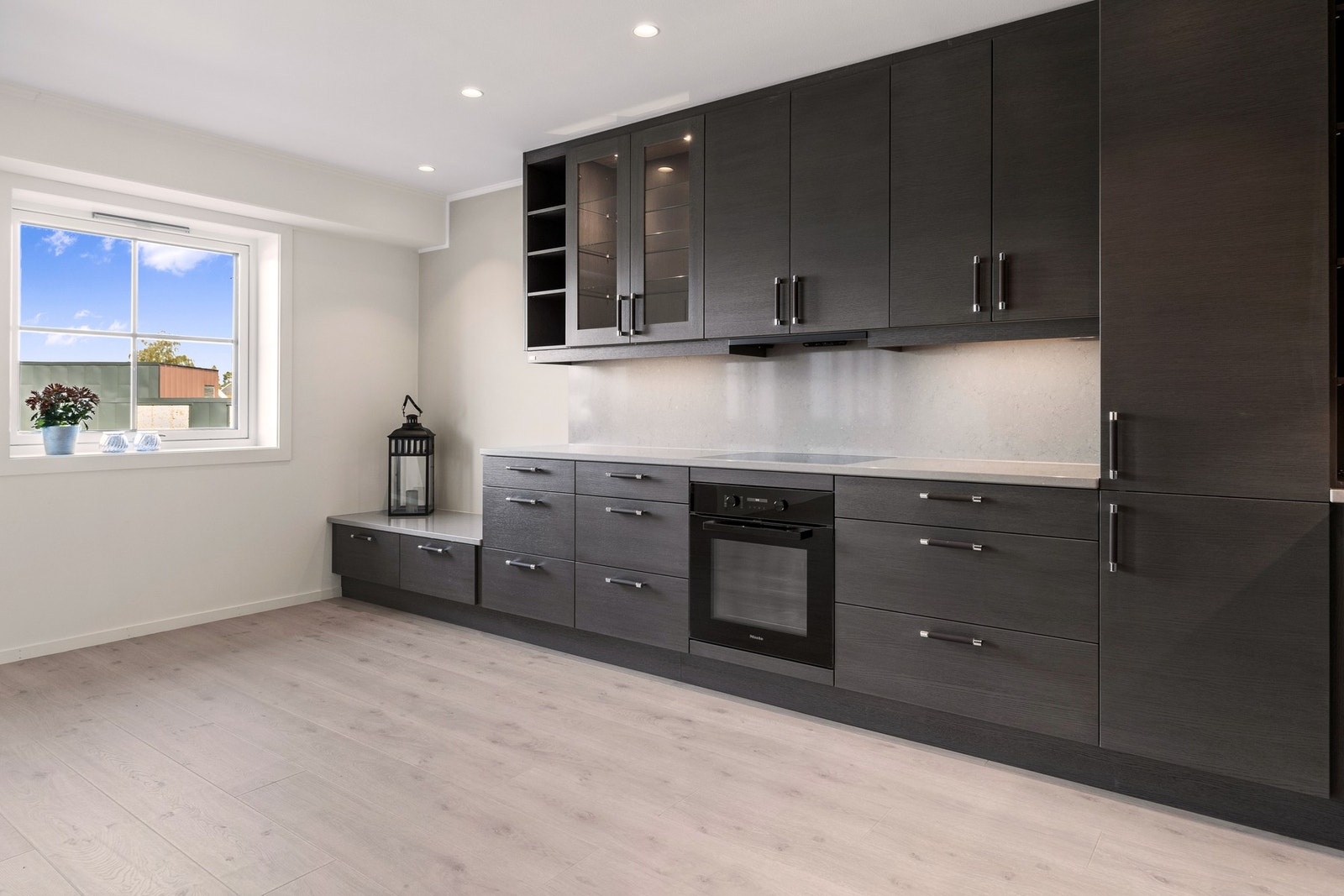 Meget godt med skap- og benkeplass Galleribilde