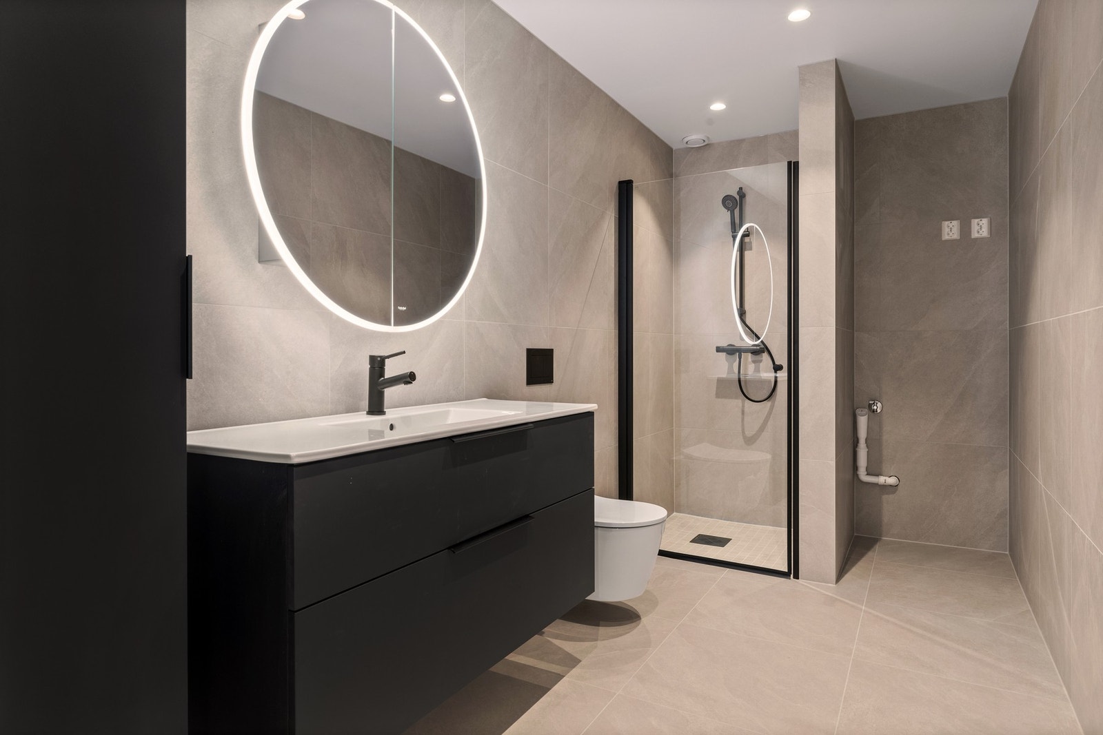 Nytt, moderne og flislagt bad kombinert vaskerom - ikke tatt i bruk enda. Galleribilde