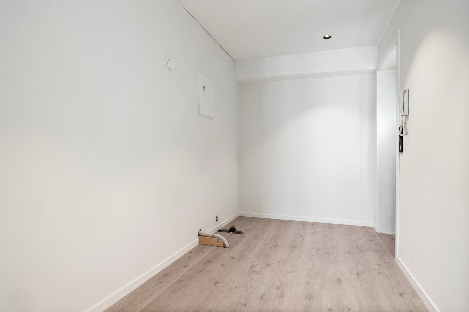 Romslig entré med god plass til skyvedørsgarderobe eller annen oppbevaringsløsning Galleribilde