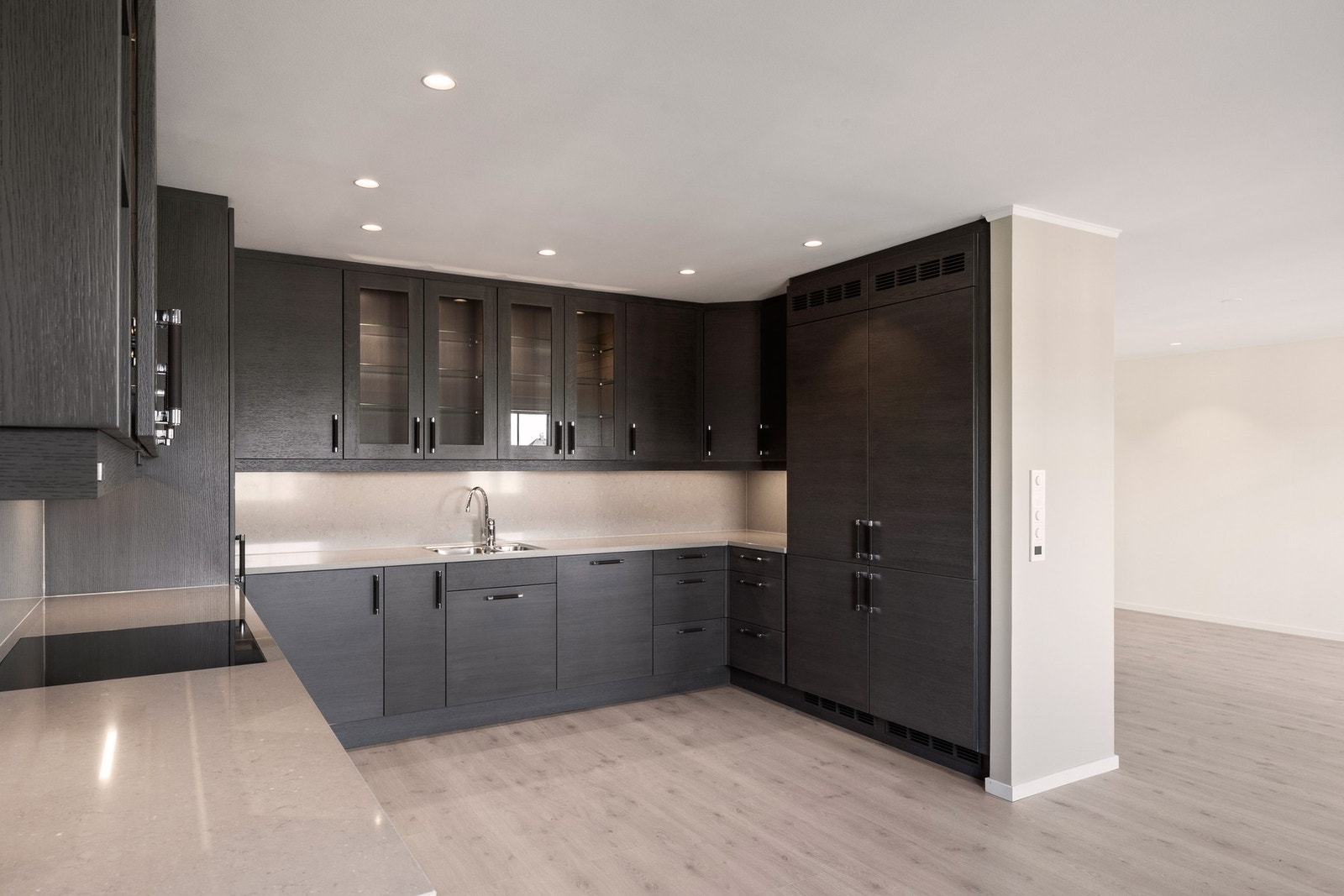 Godt utstyrt med helt kjøl- og helt fryseskap integrert i innredningen Galleribilde