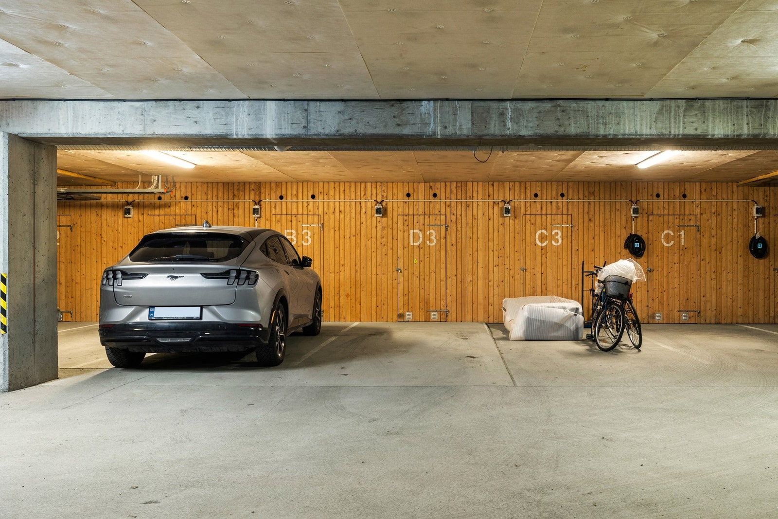 P-plass og sportsbod som medfølger leiligheten i parkeringskjeller Galleribilde