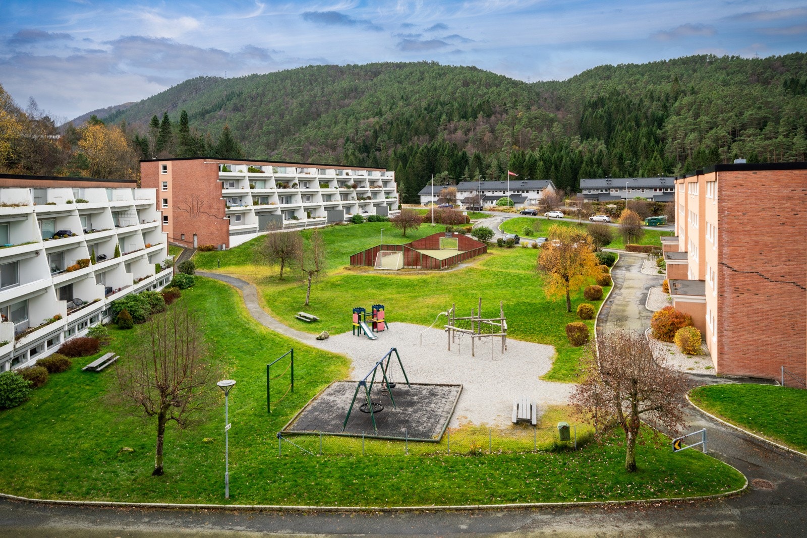 Her ligger alt til rette for en enkel hverdag med kort avstand til flotte turområder, skoler, barnehager, butikker og bussforbindelser Galleribilde