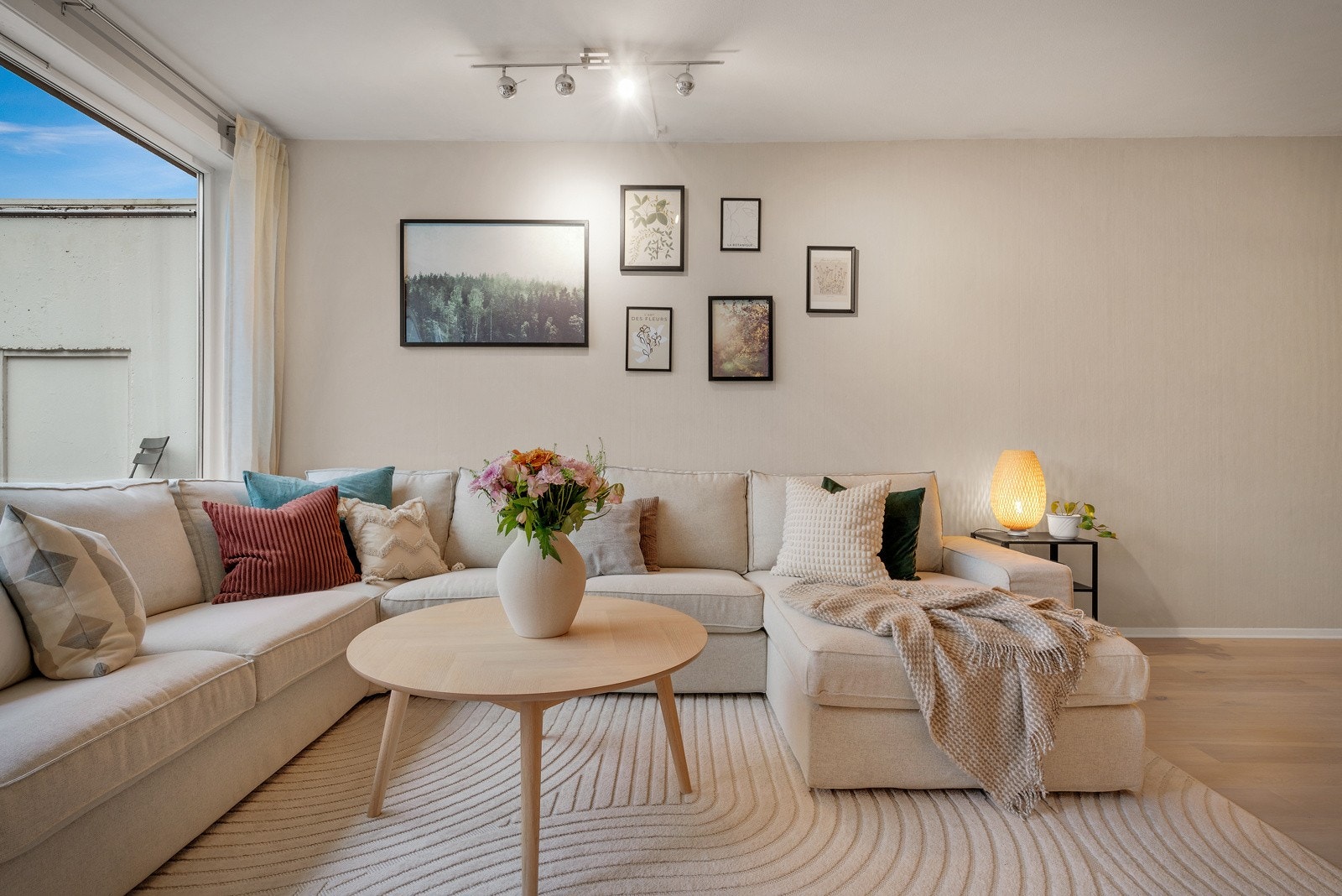 De store vindusflatene gir godt med naturlig lysinnsllipp Galleribilde