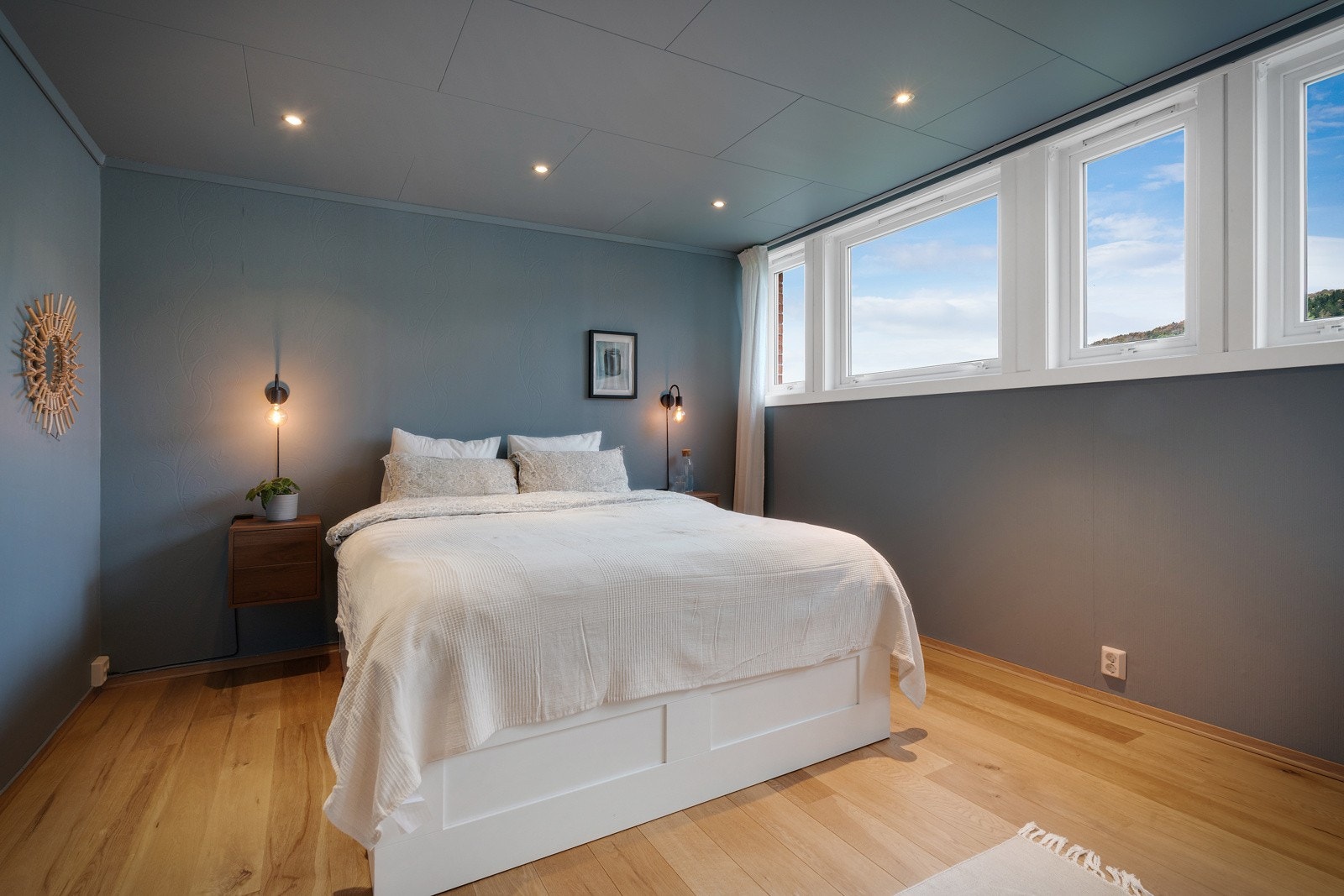 Sjekk det praktfulle hovedsoverommet! Downlights i tak gir en behagelig belysning Galleribilde