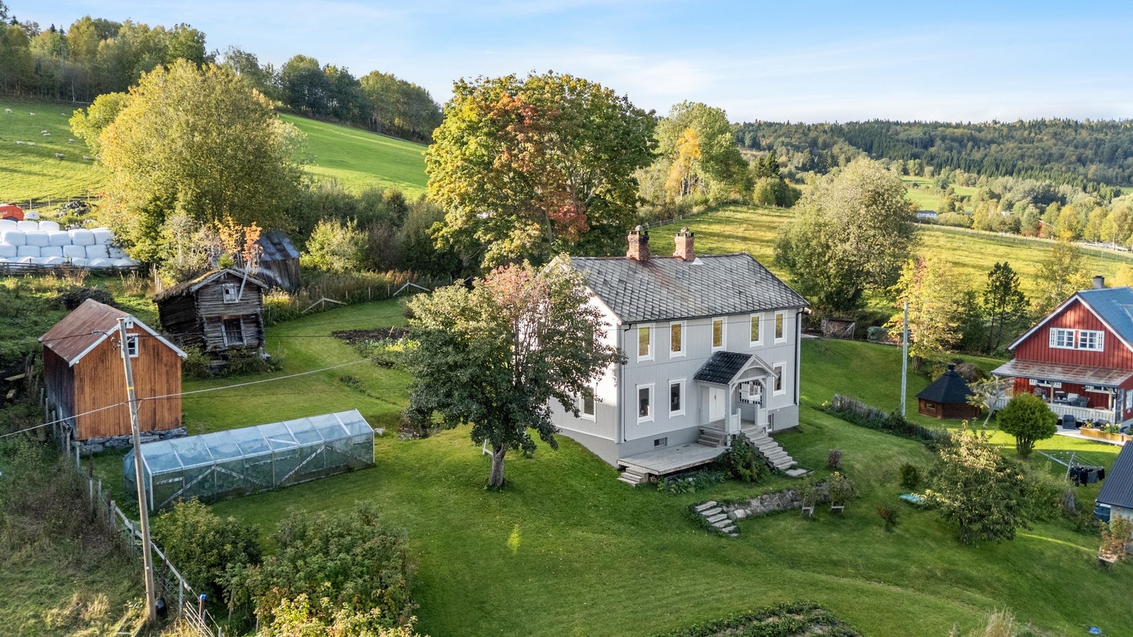Det er flere bygninger på eiendommen. Galleribilde