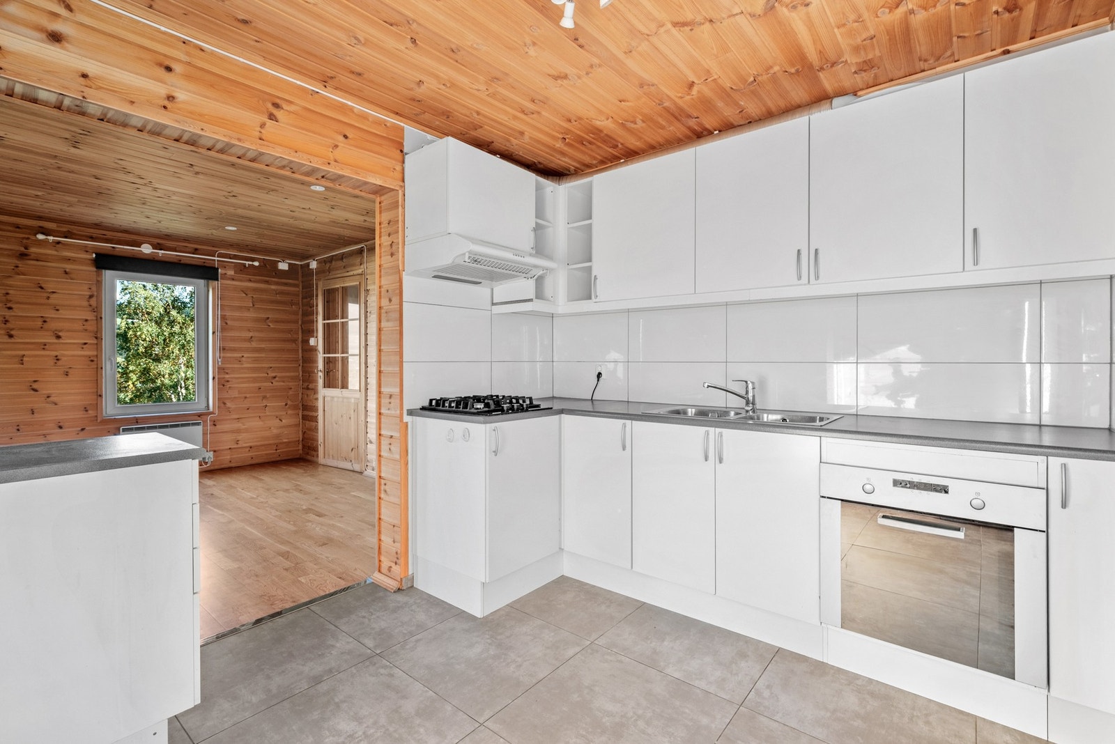 Kjøkkenet har rikelig med skap og benkeplass. Galleribilde